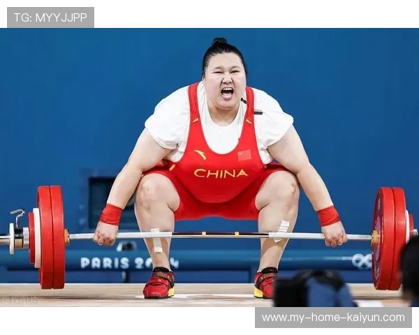 举重选手抓举动作一气呵成